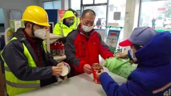 中国石化为医院施工车辆提供加油服务同时为工地人员提供物资保障
