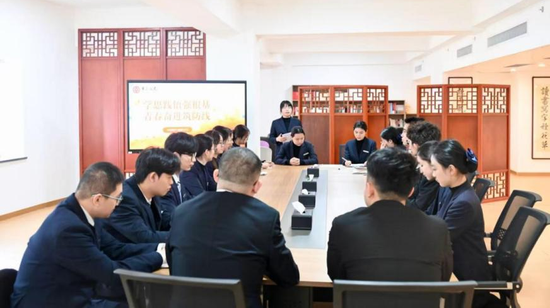 ▲福清营业部党支部常态化开展“青年思享荟”，搭建青年成长平台