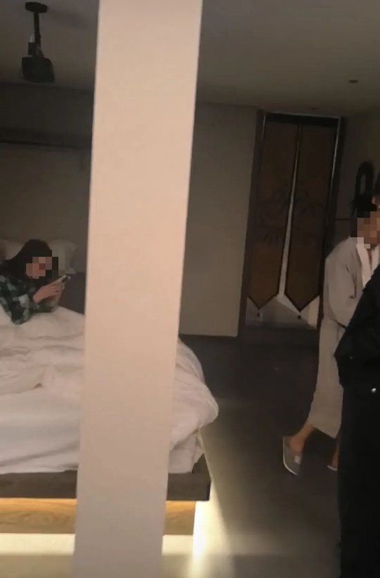 10月8日，张某与该银行女职员对民警称“二人是男女朋友”。（图/受访者提供）