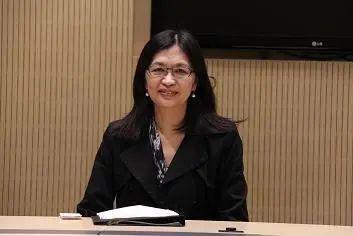 港证监梁凤仪：更多中概股回流 港股通资金持续增长