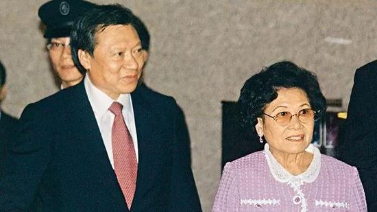 　郭炳湘（左）和邝肖卿