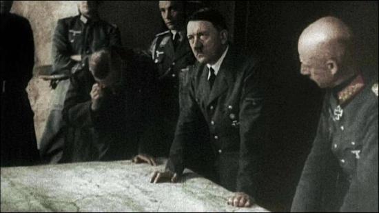 希特勒和他的元帅们正在研究，为什么世界经济危机处理不好就会演变为战争