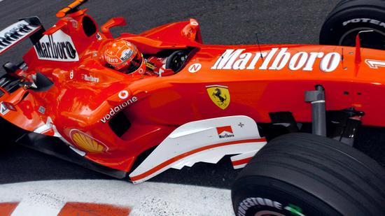 （万宝路从上世纪80年代就开始赞助法拉利车队，在2007年欧盟禁烟令颁布之后法拉利赛车依旧保持了红白标志色，双方目前仍有合作，来源：Essentially Sports）