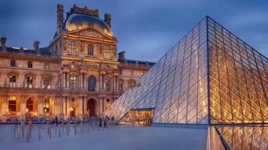 法国卢浮宫的玻璃金字塔 资料图片