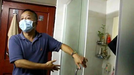 7月16日，一位上海居民向记者介绍自家的新卫生间。周冠伶/摄