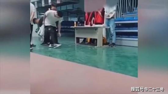 江苏昆山某电子厂发工作证随手扔到地上公司 不实 正在处理 手机新浪网