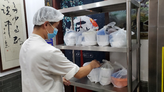 经济日报记者采访外卖餐厅 浪费情况严重吗？