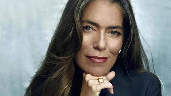 聘请了号称"好莱坞离婚女王"的律师——劳拉·瓦塞尔(laura wasser)来