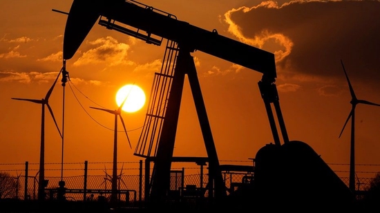 2022年3月18日，德国埃姆利希姆的一个油田，一台提取机正在提取原油