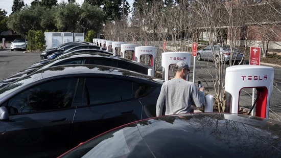 2022年1月28日，美国加州一处电动车充电站，一名特斯拉车主在充电（图