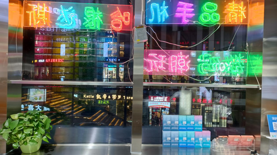 北京某商业街区橱窗内摆放出售的国标烟草味电子烟。新京报贝壳财经记者孙文轩 摄