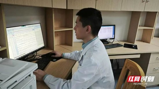 湖南省人民医院的医务工作者正在使用本地化部署的DeepSeek