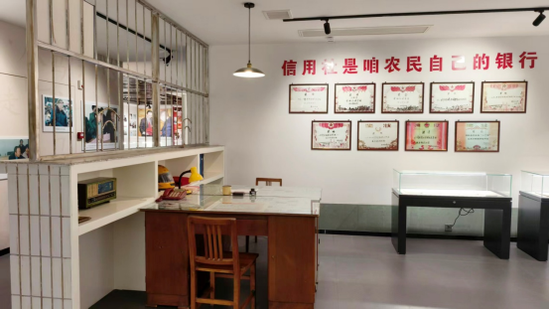 ↑陕西农信党性教育基地（渭南）马百党事迹陈列馆里复原了马百党当年办公场景。