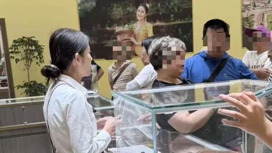 　老年游客参加老挝“VIP答谢游”。受访者供图