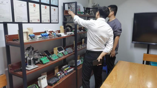 ▲福清分行营业部工作人员上门对接企业经营融资需求
