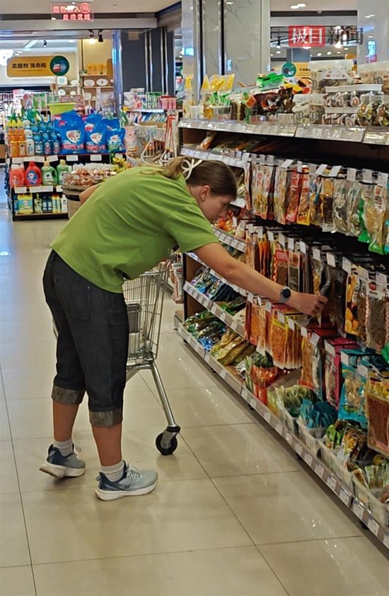 正在购物的俄罗斯游客