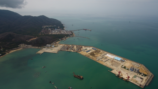 4月9日拍摄的三亚崖州湾科技城南山港(无人机照片)。
