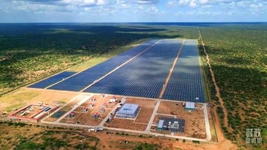 △2019年12月，由中企承建的肯尼亚加里萨50兆瓦光伏发电站正式投运。这是“一带一路”优惠贷款在肯尼亚支持的第一个发电项目。（资料图）