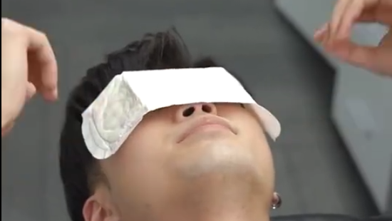 男子将卫生巾当眼罩脚垫，高洁丝就广告致歉：未经品牌方审核