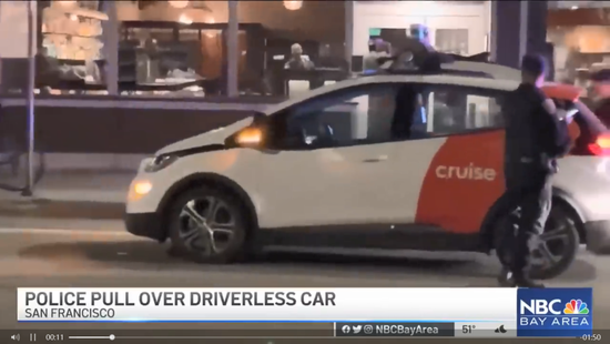 众目睽睽之下，一辆无人驾驶出租车违章后“逃逸”，美国警察懵了！网友调侃：绝对能载入史册