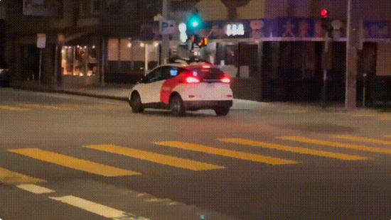 众目睽睽之下，一辆无人驾驶出租车违章后“逃逸”，美国警察懵了！网友调侃：绝对能载入史册