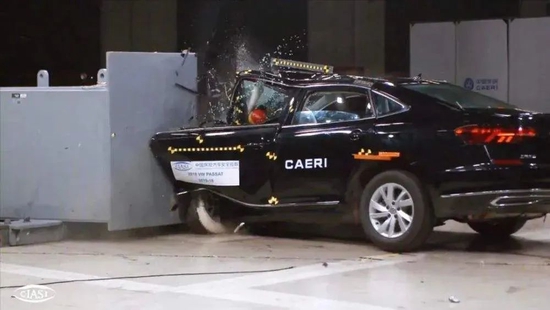 帕萨特进行碰撞测试