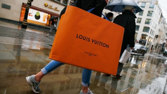 尽管担心通胀和经济衰退，美国富豪仍推动了奢侈品牌销售