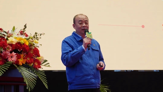 金徽酒股份有限公司董事长周志刚做总结讲话大会举行了颁奖仪式,对