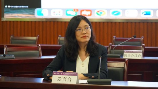 信托业务研讨"为主题,嘉实财富管理有限公司副总经理邝霞担任主持人