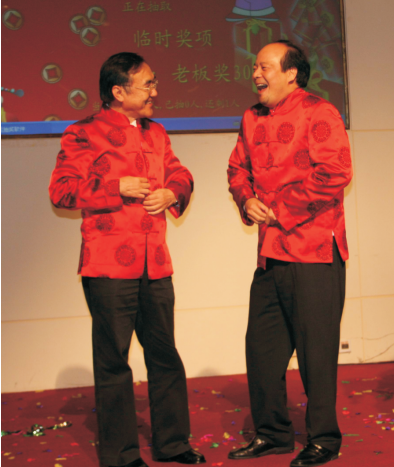 陳棠華和曾毓羣在公司年會上表演