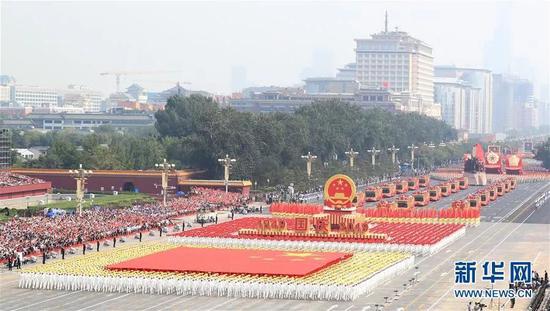 ▲10月1日上午，庆祝中华人民共和国成立70周年大会在北京天安门广场隆重举行。这是群众游行。新华社记者 琚振华 摄