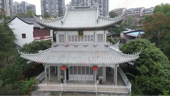 以2.5吨白银建造的湖南永兴银楼被拍卖，其中1.75吨纯银折算1204.7万元，每克仅6.88元白菜价，委托方回应