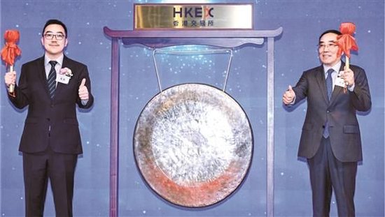 埃斯顿董事长吴波（右）与总裁吴侃（左）在公司股票香港上市仪式上。 受访公司/供图