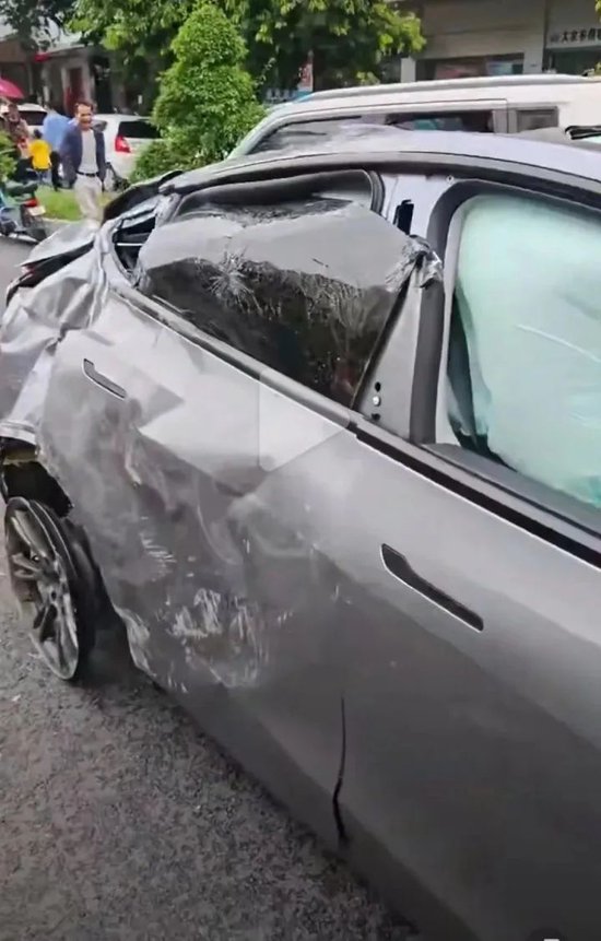 翻滚十余次连撞数车！警方通报