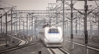 16日，驶离高铁淮安东站的D5669次列车。 赵启瑞摄 视觉江苏网供图