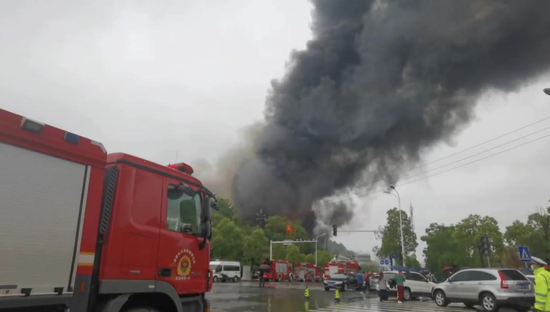 “比亚迪长沙厂区被浓烟笼罩，附近一仓储企业起火！部分产线已停产整顿？