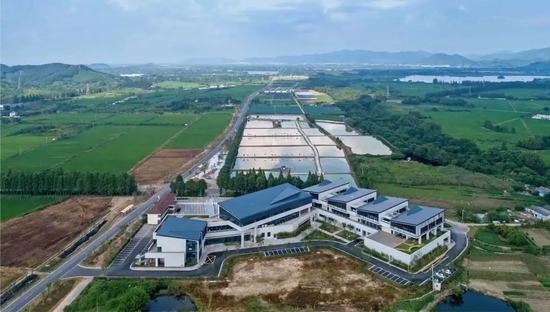 图为安吉华策共富农云电商产业园