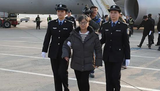 ▲2003年4月20日，时任浙江省建设厅副厅长的杨秀珠携亲属经新加坡出逃美国。2004年2月，浙江省检察机关通过国际刑警组织发出“红色通缉令”。2011年8月2日，杨秀珠案涉案人员自美国归国投案。