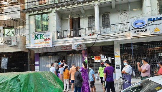 缅甸各地排队抢购物资、兑换现金的民众，图源：环球网