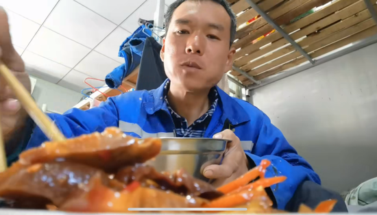 "对农民和工人来说,春日往往苦短.