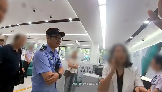 “110吗？我们公司的2000万元被人卷跑了！”女子赌博输1300万元卷走公司钱欲出境跑路，在亲属的劝说下自首
