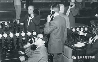 （图4-06：1950年代的NYMEX交易大厅，经纪人用电话接受客户下单）