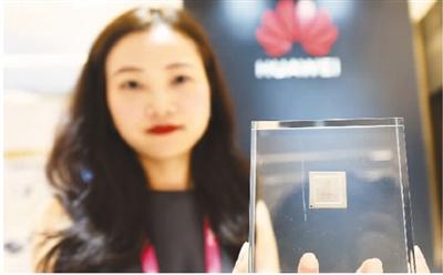 8月22日，工作人员在浙江省杭州市的2019全球闪存峰会现场展示华为自研的第5代智能SSD控制器芯片。
　　龙 巍摄（人民视觉）