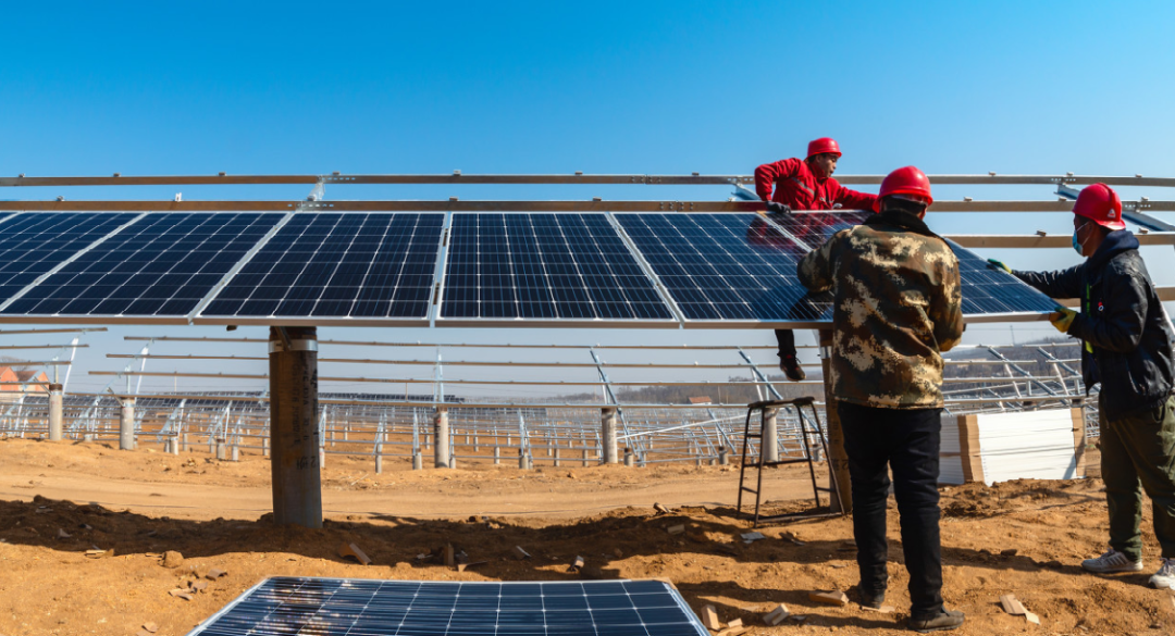 光伏燚了：配件被疯抢 采购人员驻厂发货