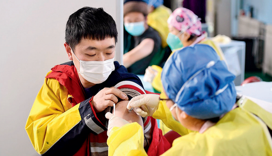 世卫顾问揭秘:多国政要亲自“带货” 中国新冠疫苗为啥这么圈粉？