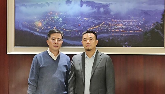 京东集团高级副总裁姚彦中(右)与茅台集团副总经理高山(左)合影