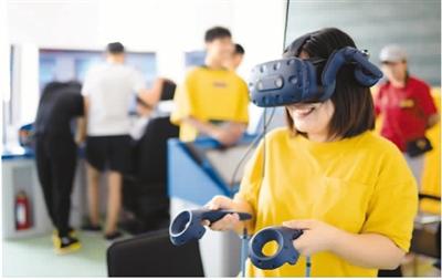 7月11日，市民在内蒙古呼和浩特市的内蒙古交通职业技术学校轨道交通实操室通过VR技术了解高铁科技知识。
　　王 正摄（人民视觉）