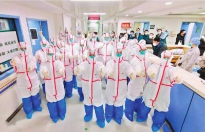 北京协调医院又一批医疗队队员换上防护服,准备投入战斗 北京协调医院抗疫一线医务人员供图