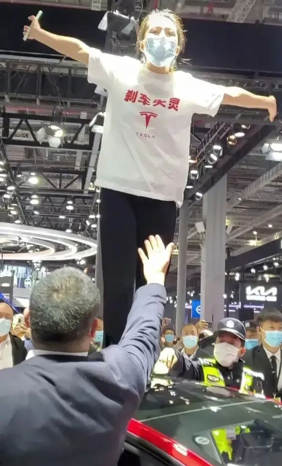 特斯拉 刹车门 的公关 如何变成了一场灾难 新浪财经 新浪网