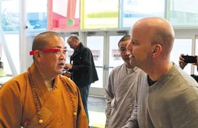 释永信体验谷歌智能眼镜，来源新京报